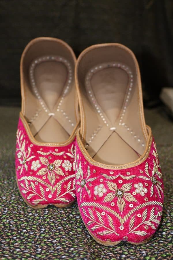 Pink Hand Embroidered Punjabi jutti (1)